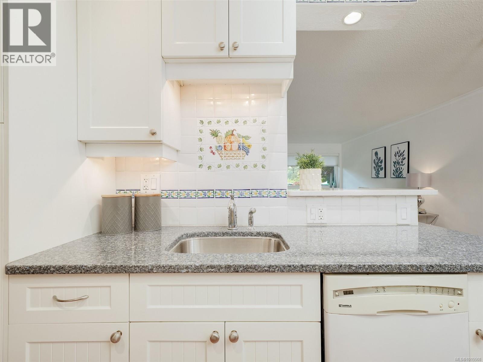 105 2100 Granite Street, Oak Bay