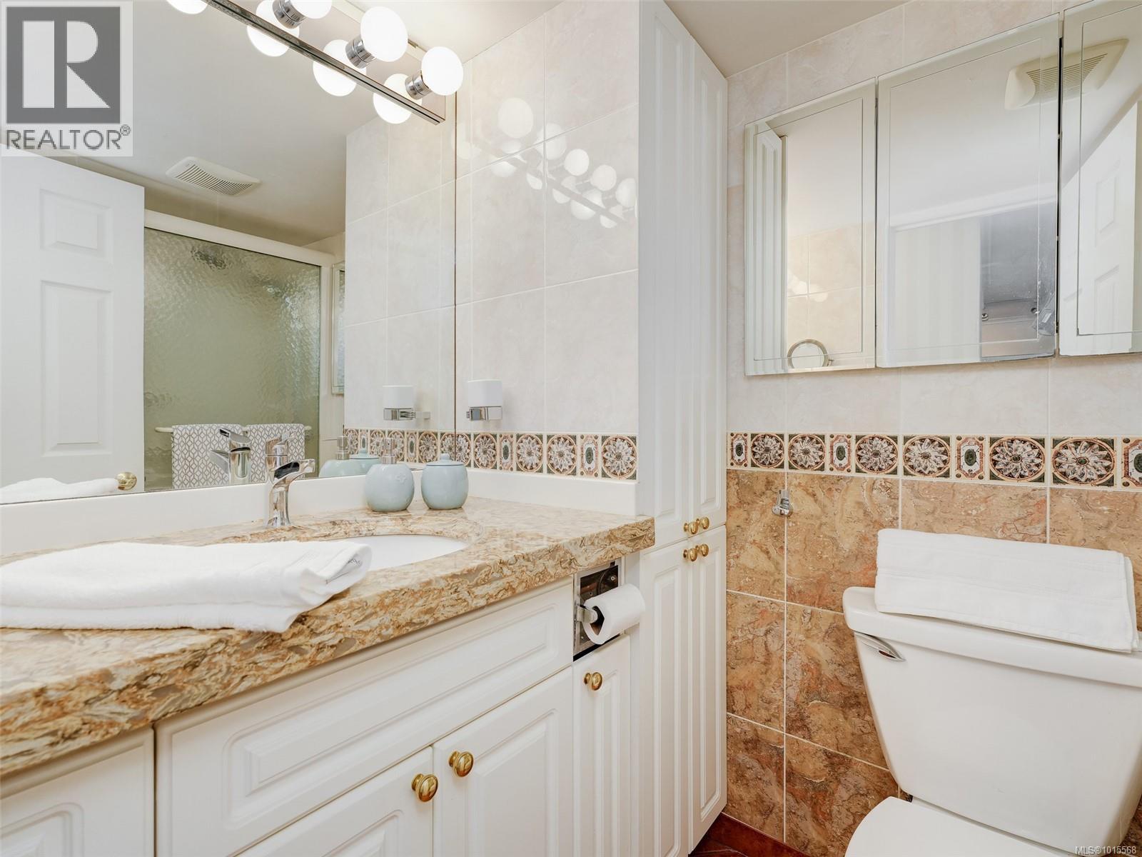 105 2100 Granite Street, Oak Bay