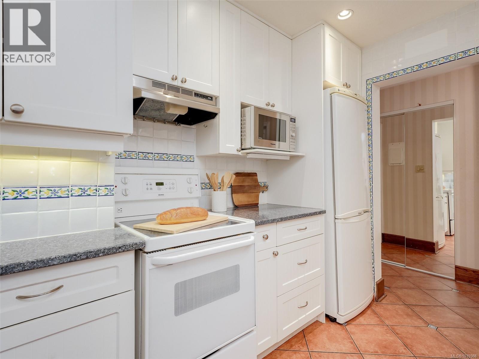 105 2100 Granite Street, Oak Bay