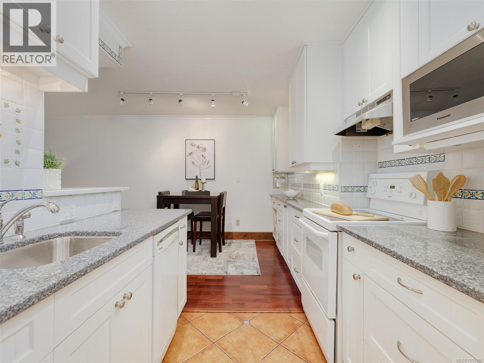 105 2100 Granite Street, Oak Bay