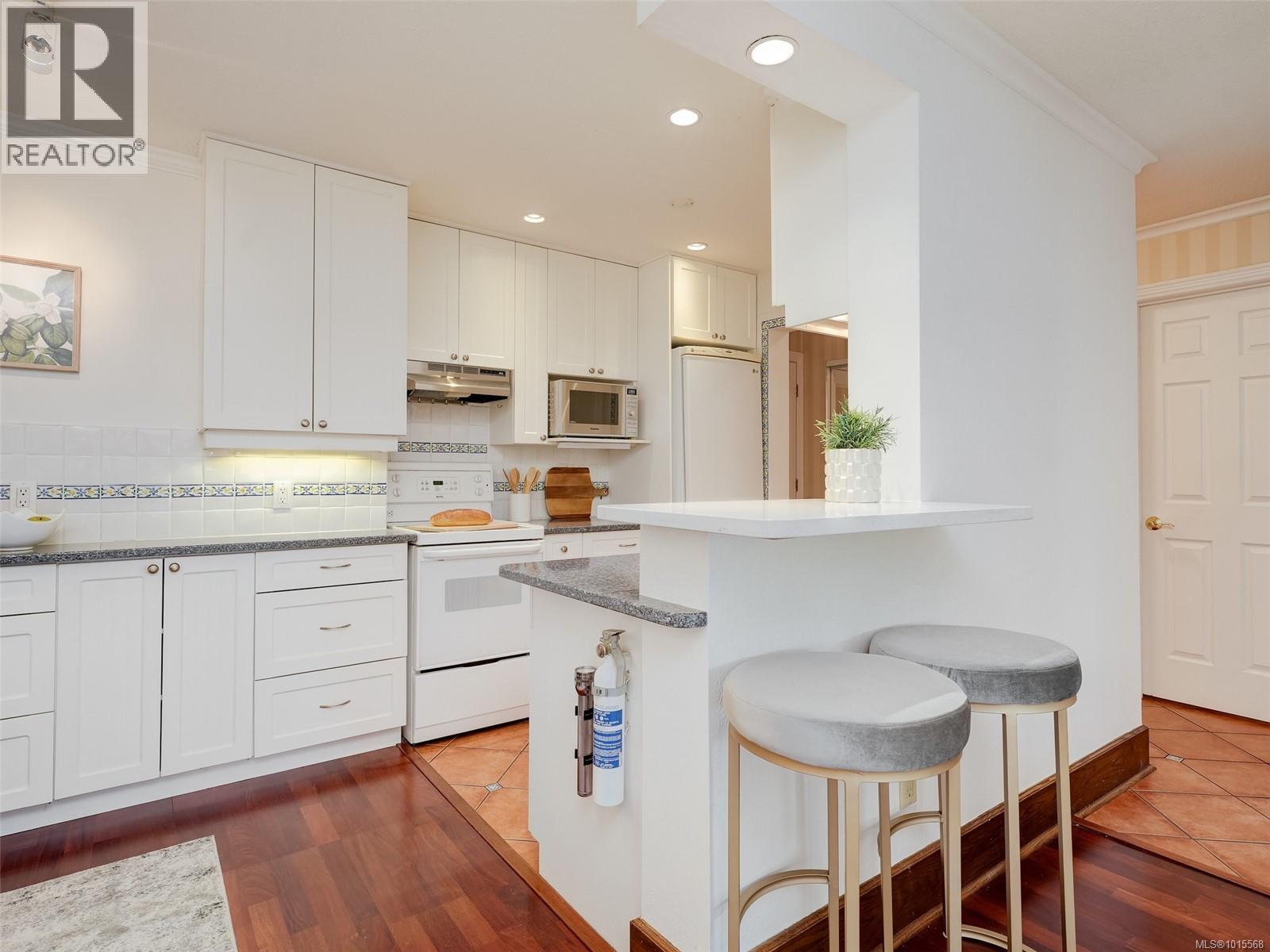 105 2100 Granite Street, Oak Bay