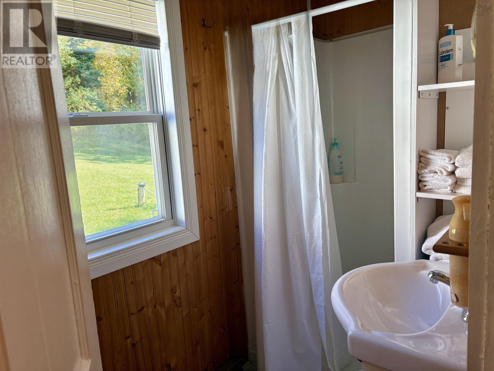 Property 23 of 37 of 2952 Hwy 395