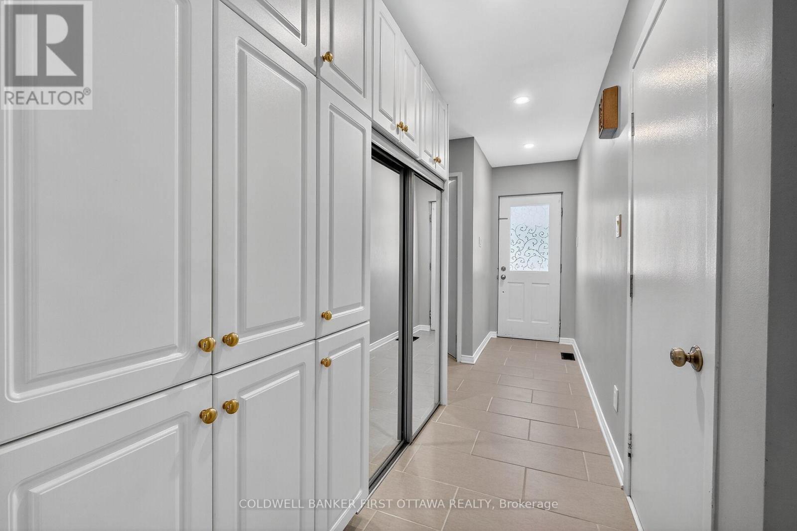 Entrance hall & foyer