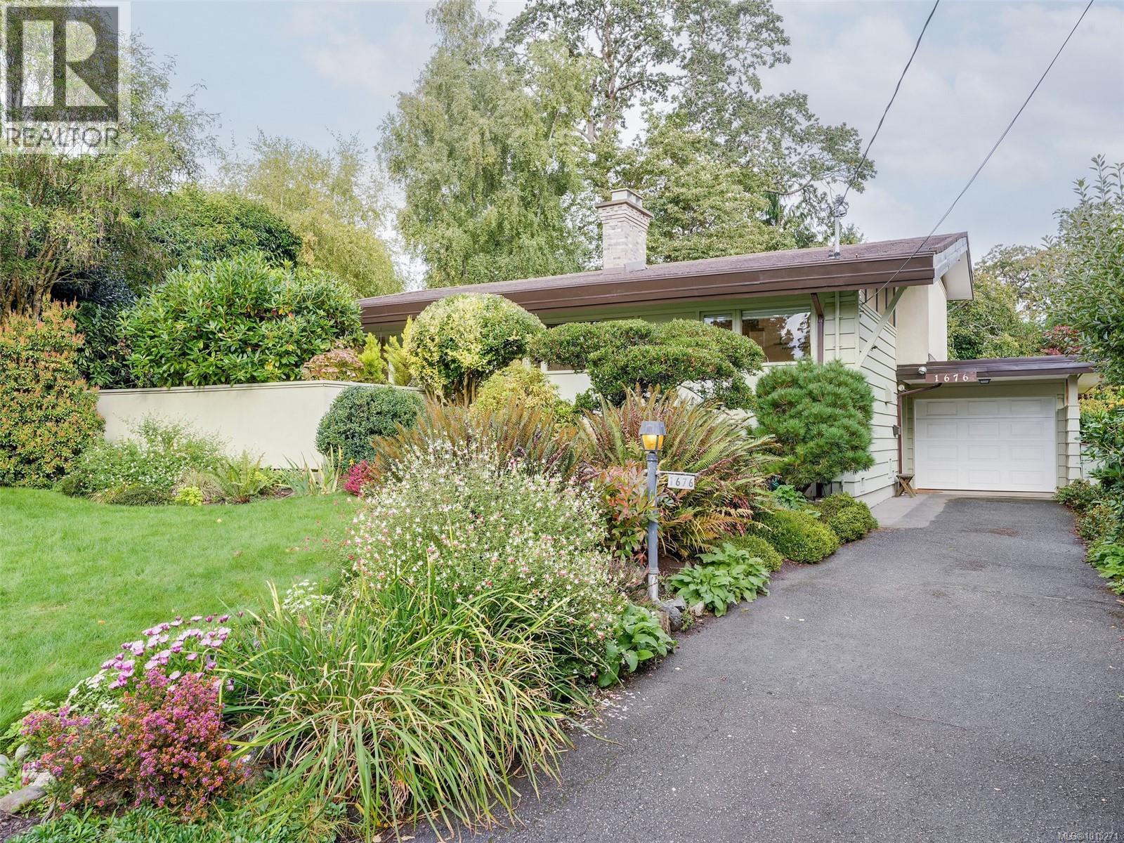  1676 St. Francis Wood, Victoria