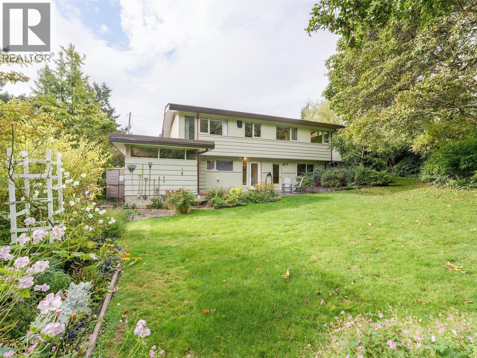  1676 St. Francis Wood, Victoria