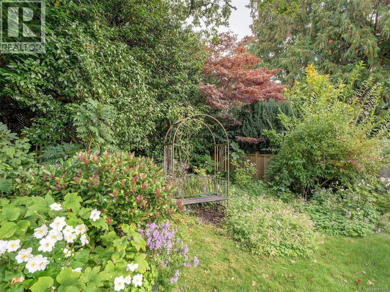  1676 St. Francis Wood, Victoria
