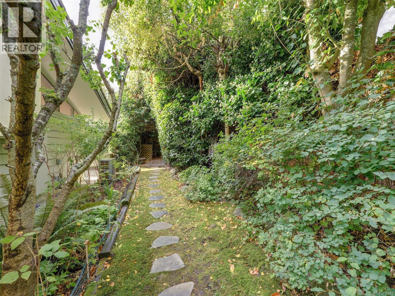  1676 St. Francis Wood, Victoria