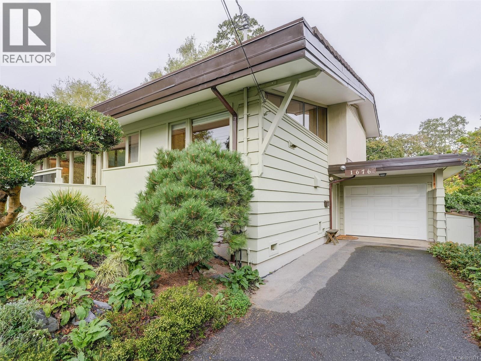  1676 St. Francis Wood, Victoria