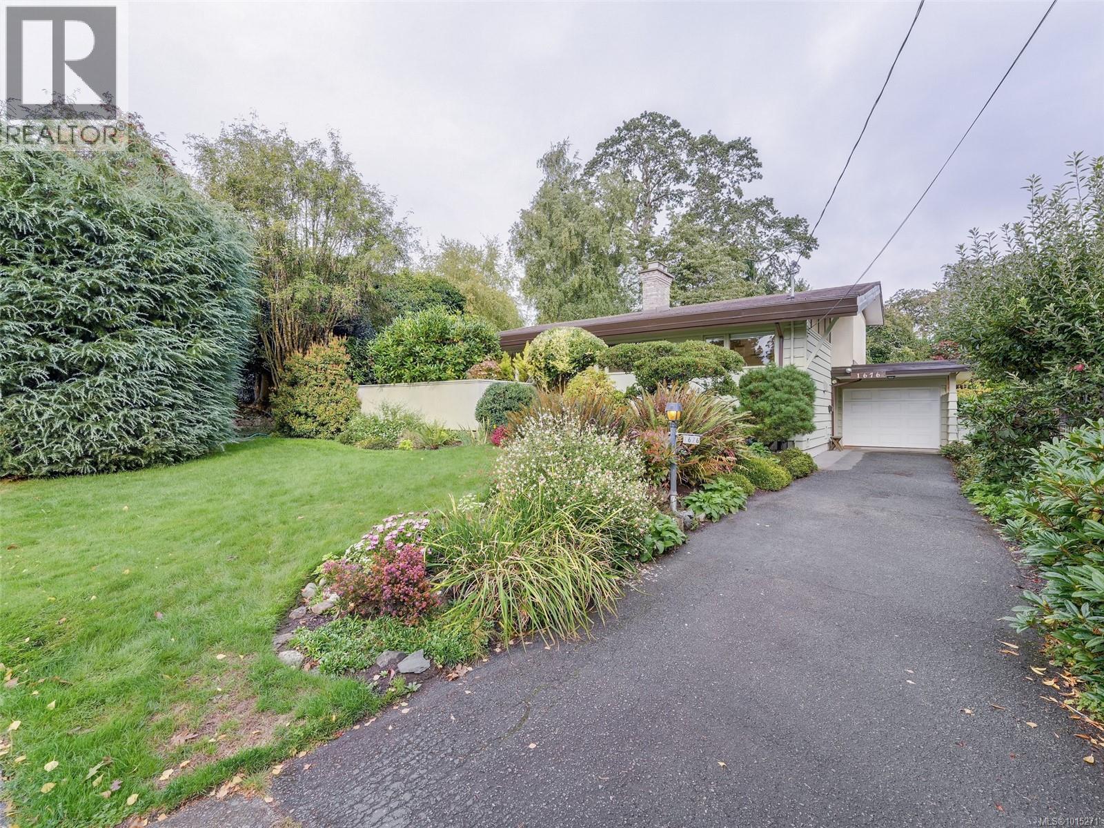 1676 St. Francis Wood, Victoria