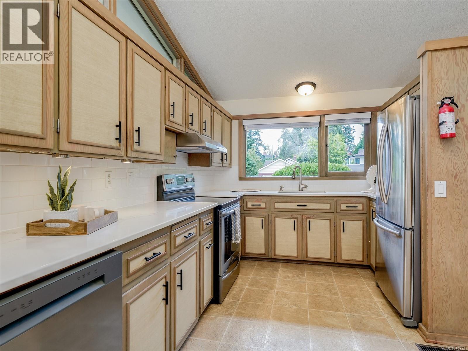  1676 St. Francis Wood, Victoria