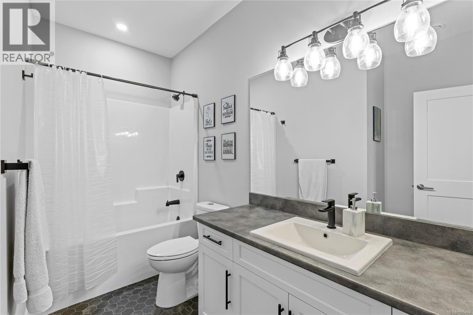 127 Ray Knight Dr, Ladysmith