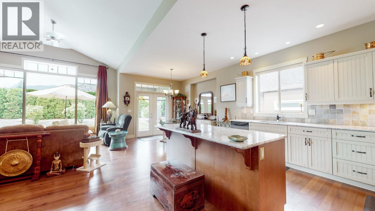 6833 MEADOWS Drive Unit# 28, Oliver