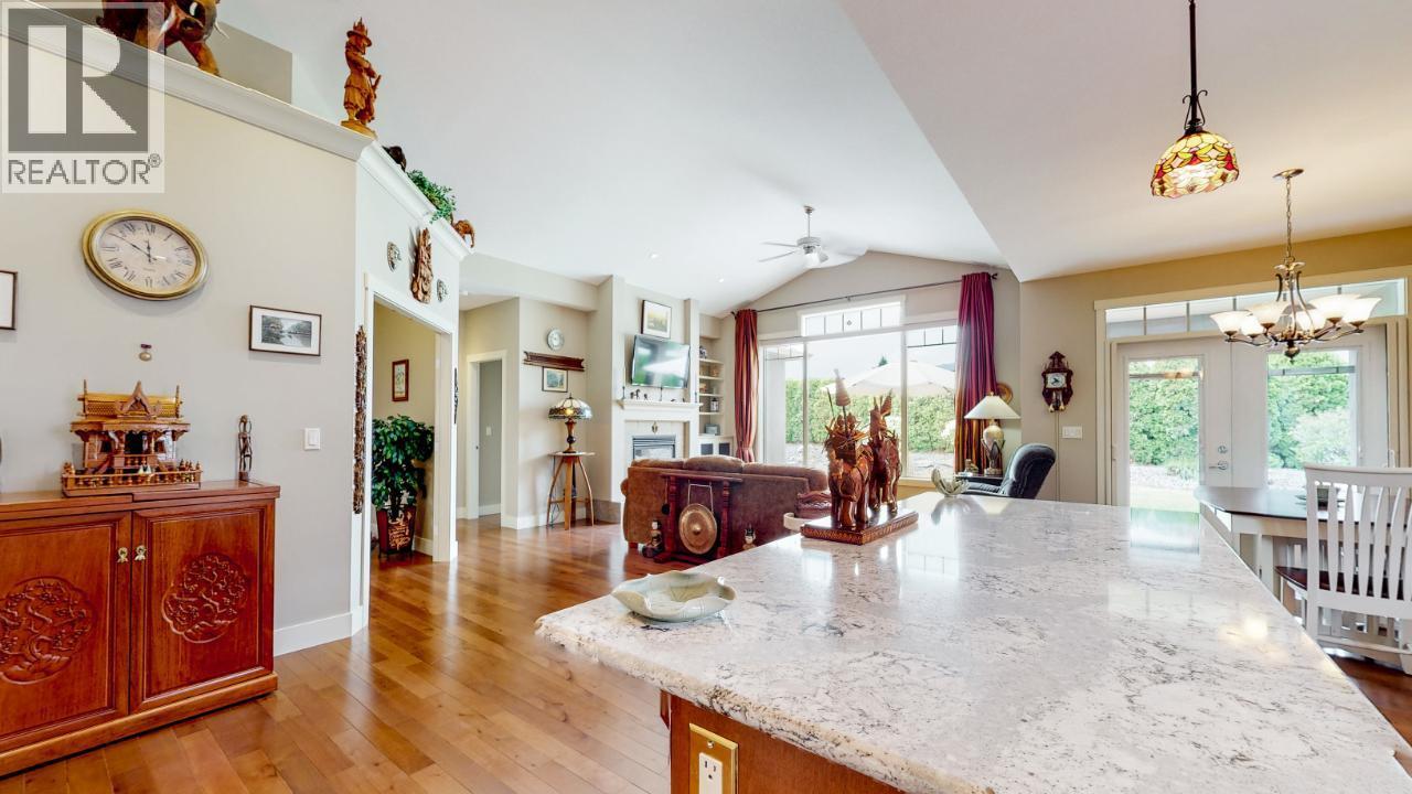 6833 MEADOWS Drive Unit# 28, Oliver