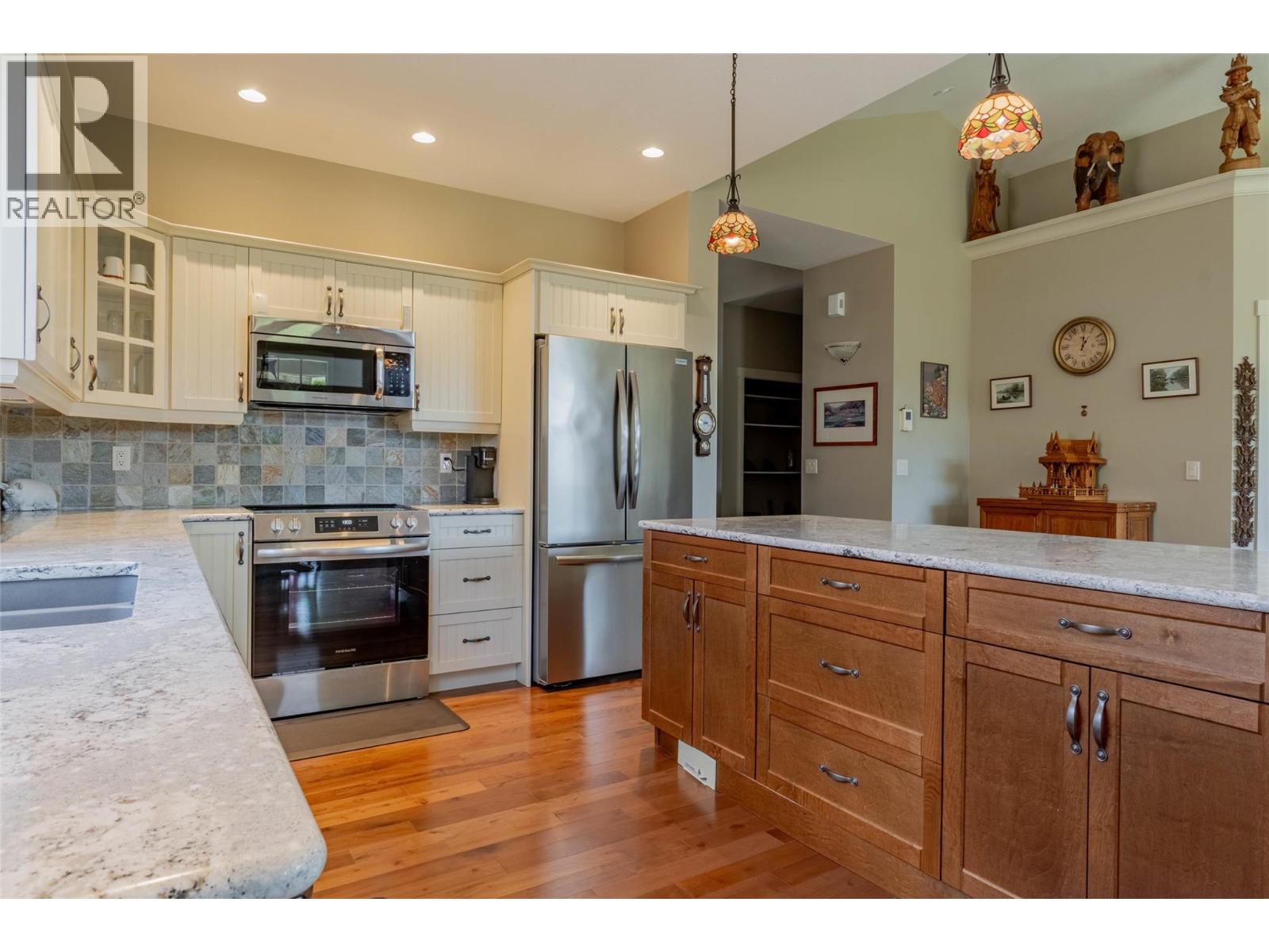 6833 MEADOWS Drive Unit# 28, Oliver