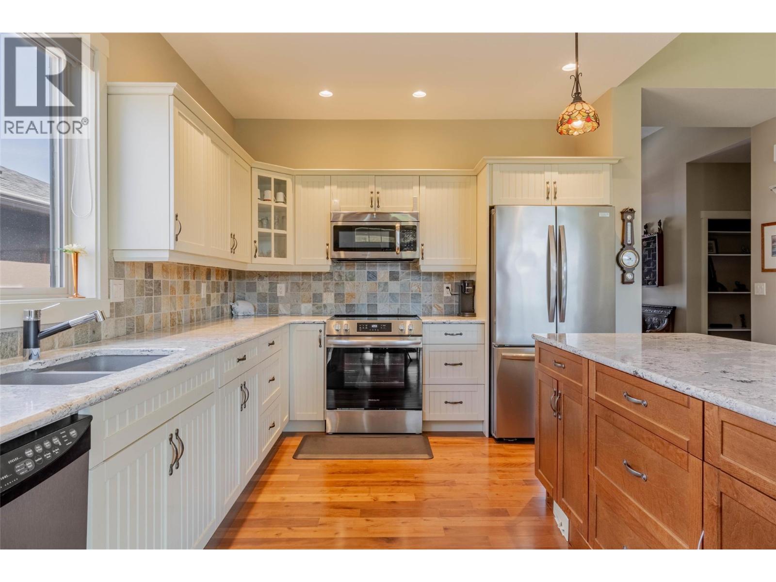 6833 MEADOWS Drive Unit# 28, Oliver