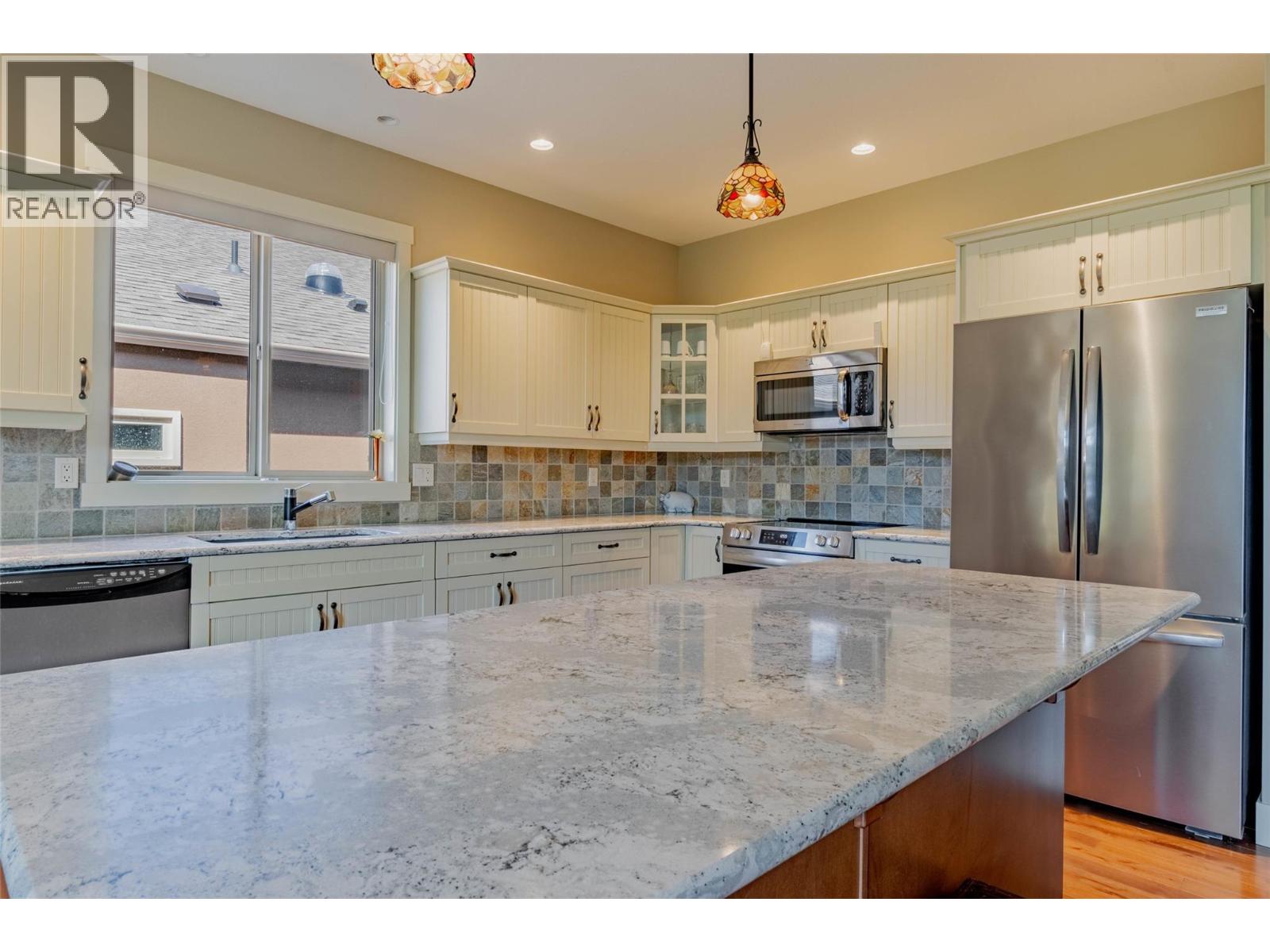 6833 MEADOWS Drive Unit# 28, Oliver