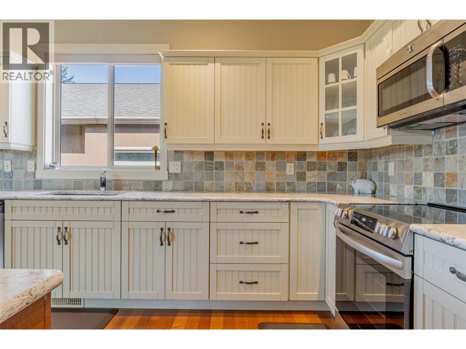 6833 MEADOWS Drive Unit# 28, Oliver