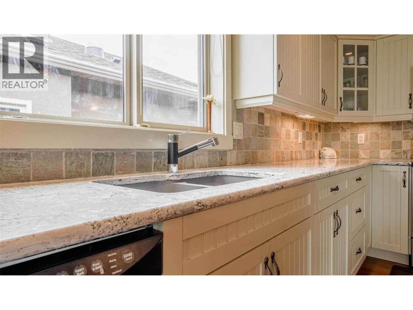6833 MEADOWS Drive Unit# 28, Oliver