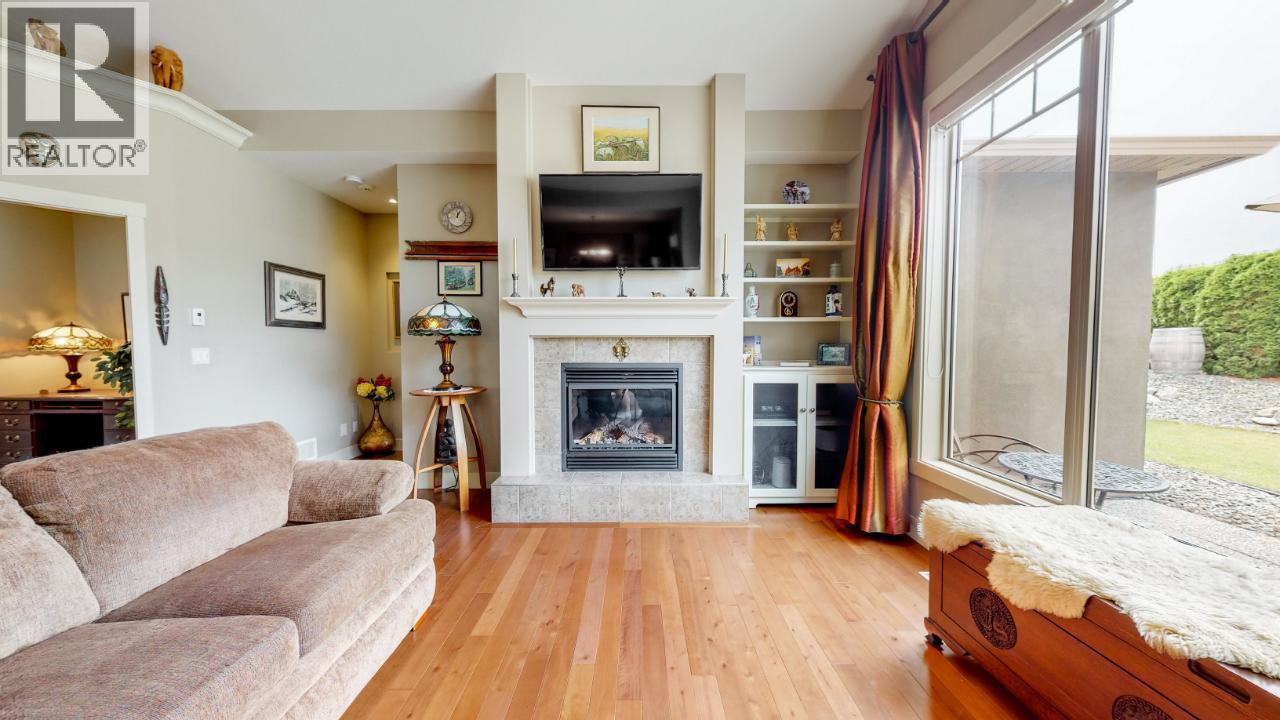 6833 MEADOWS Drive Unit# 28, Oliver