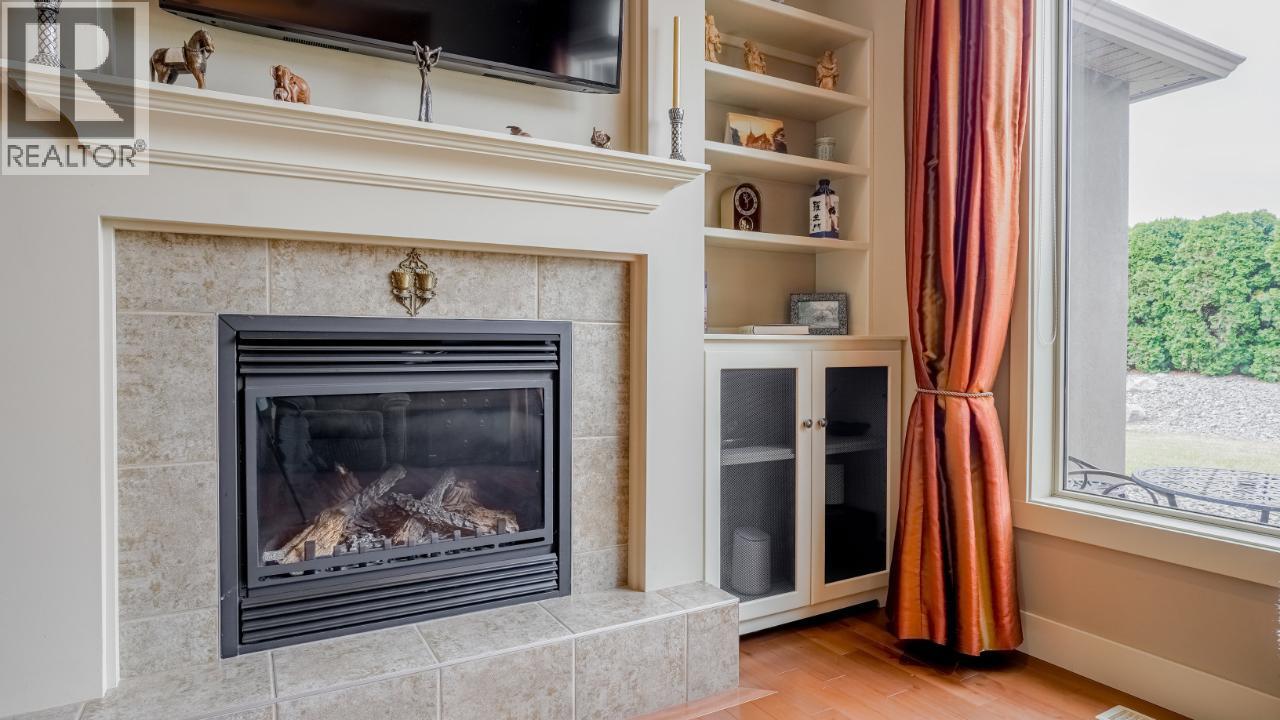 6833 MEADOWS Drive Unit# 28, Oliver