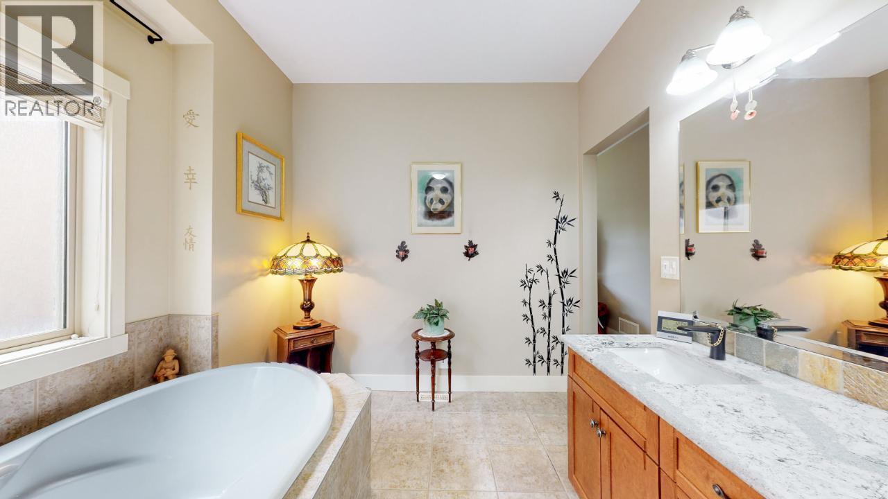 6833 MEADOWS Drive Unit# 28, Oliver