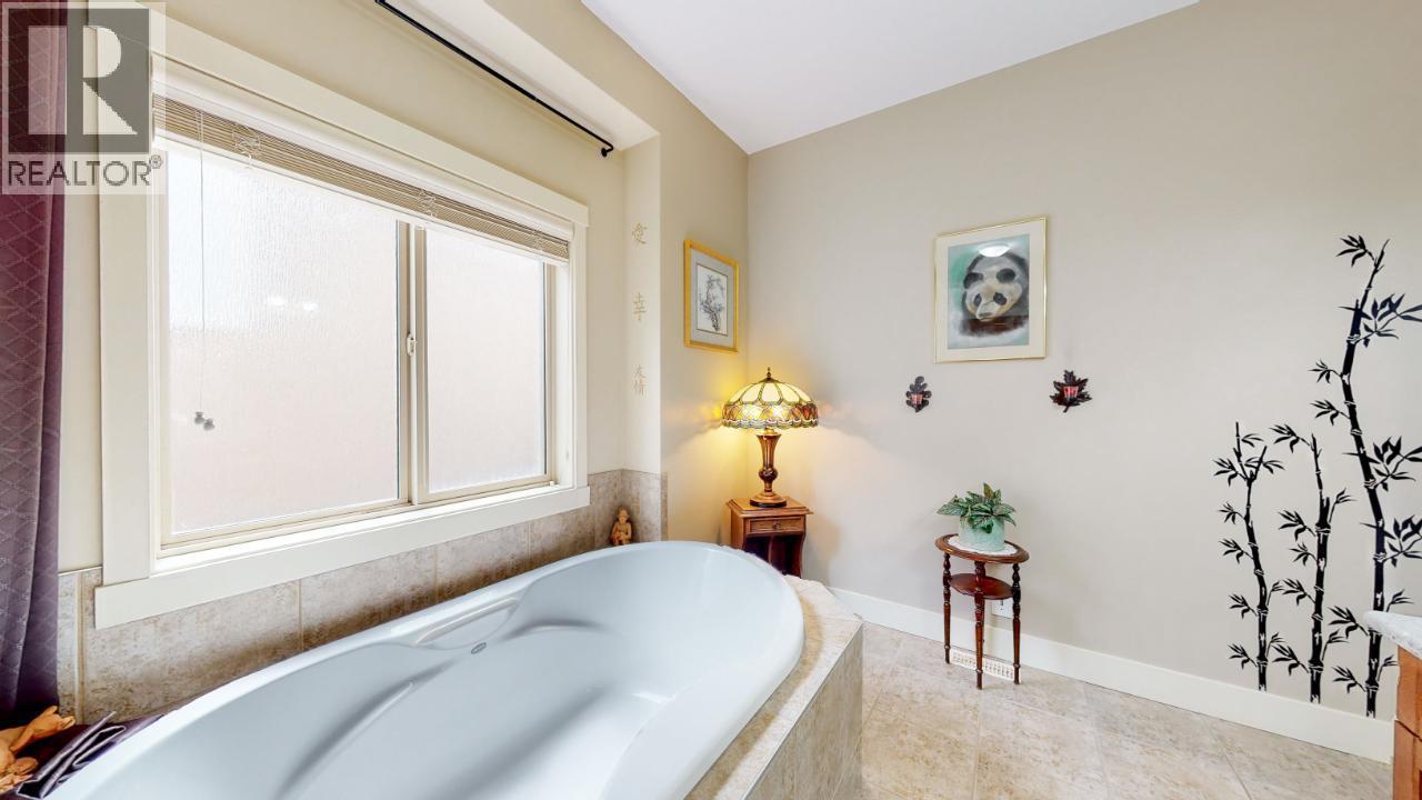 6833 MEADOWS Drive Unit# 28, Oliver