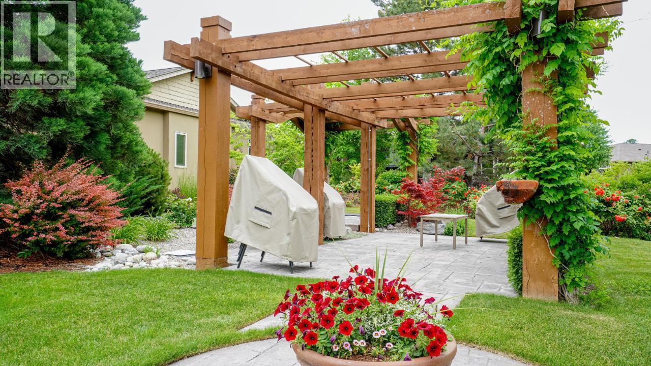 6833 MEADOWS Drive Unit# 28, Oliver