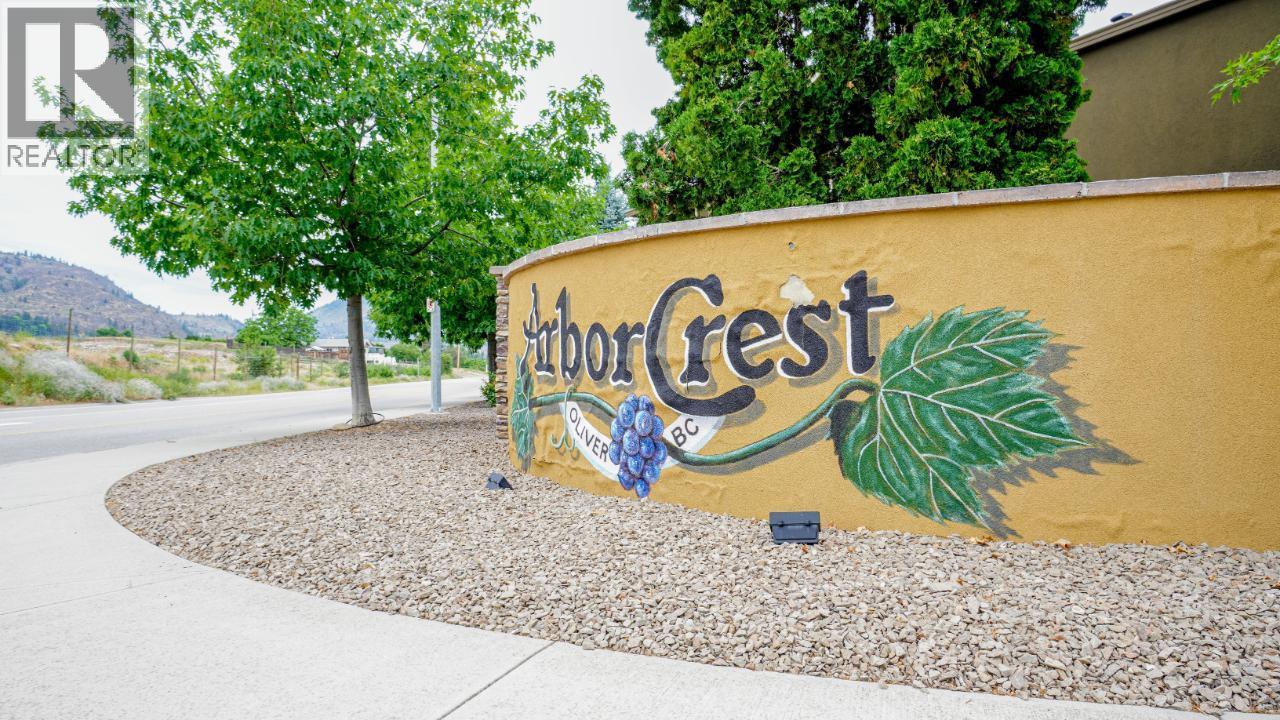 6833 MEADOWS Drive Unit# 28, Oliver