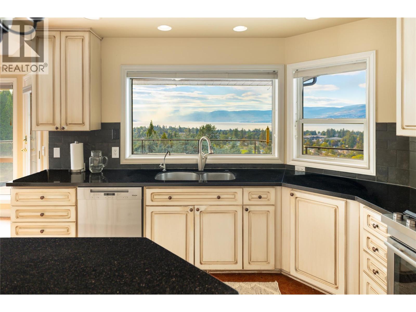  925 Westpoint Place, Kelowna