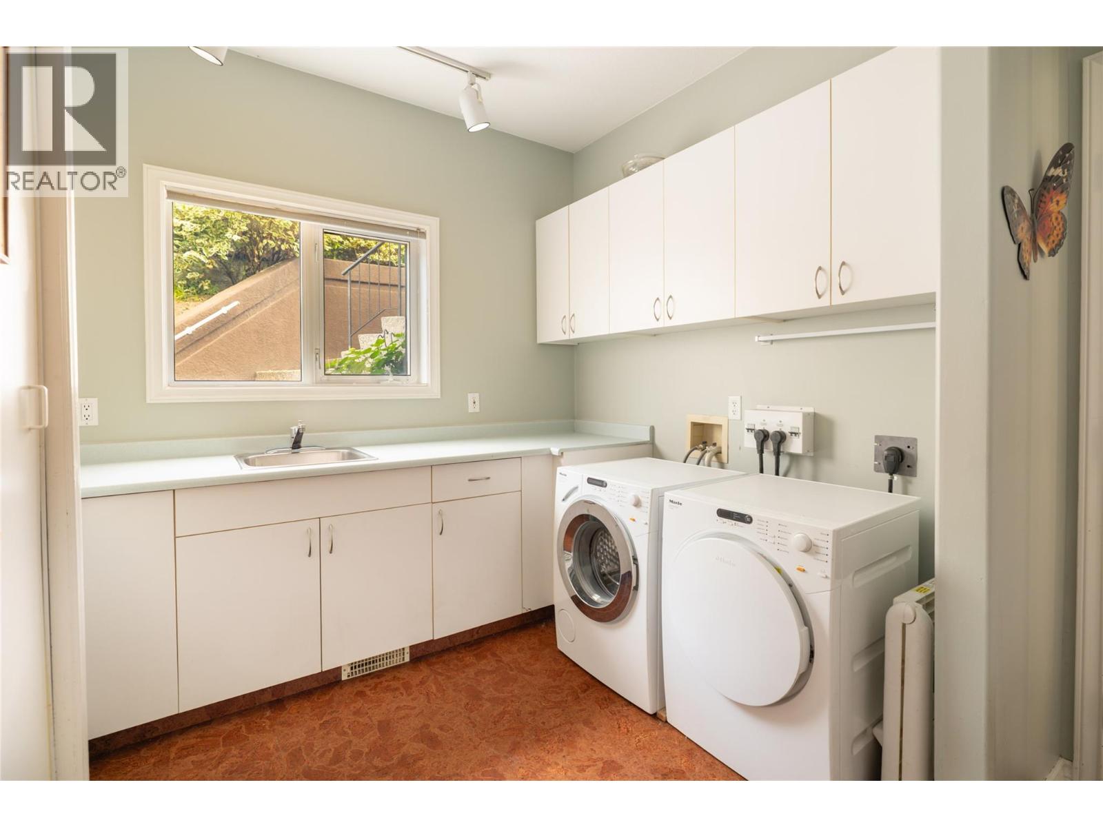  925 Westpoint Place, Kelowna