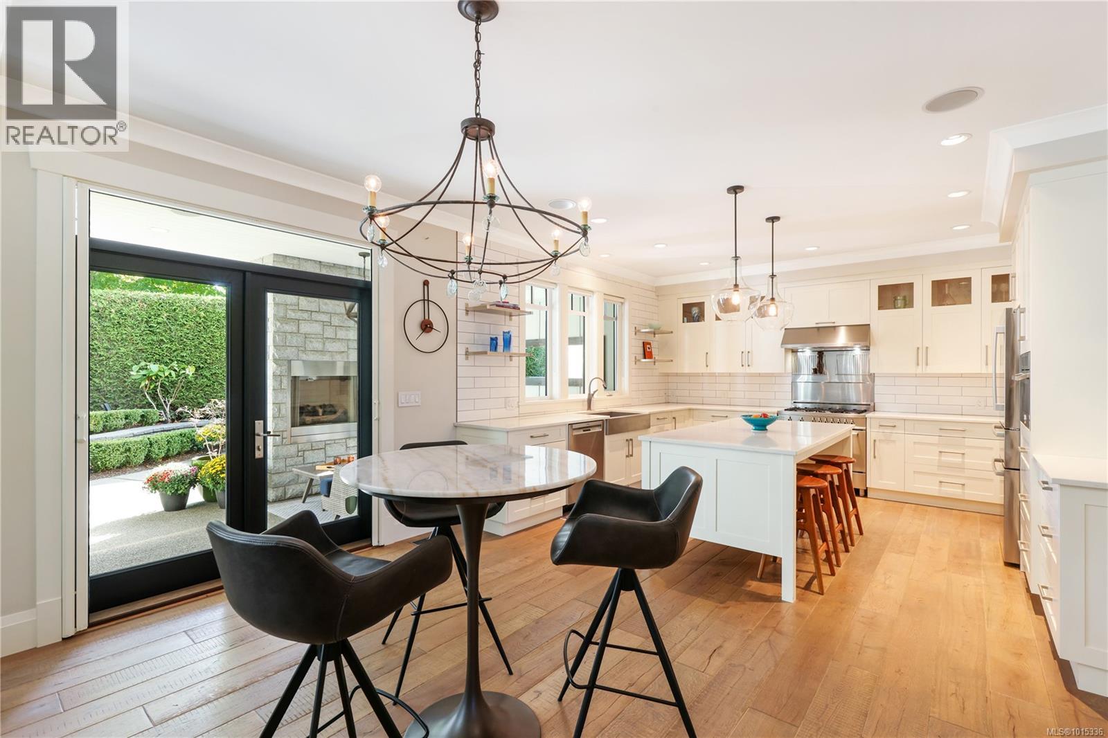 992 Bluffs Dr, Qualicum Beach