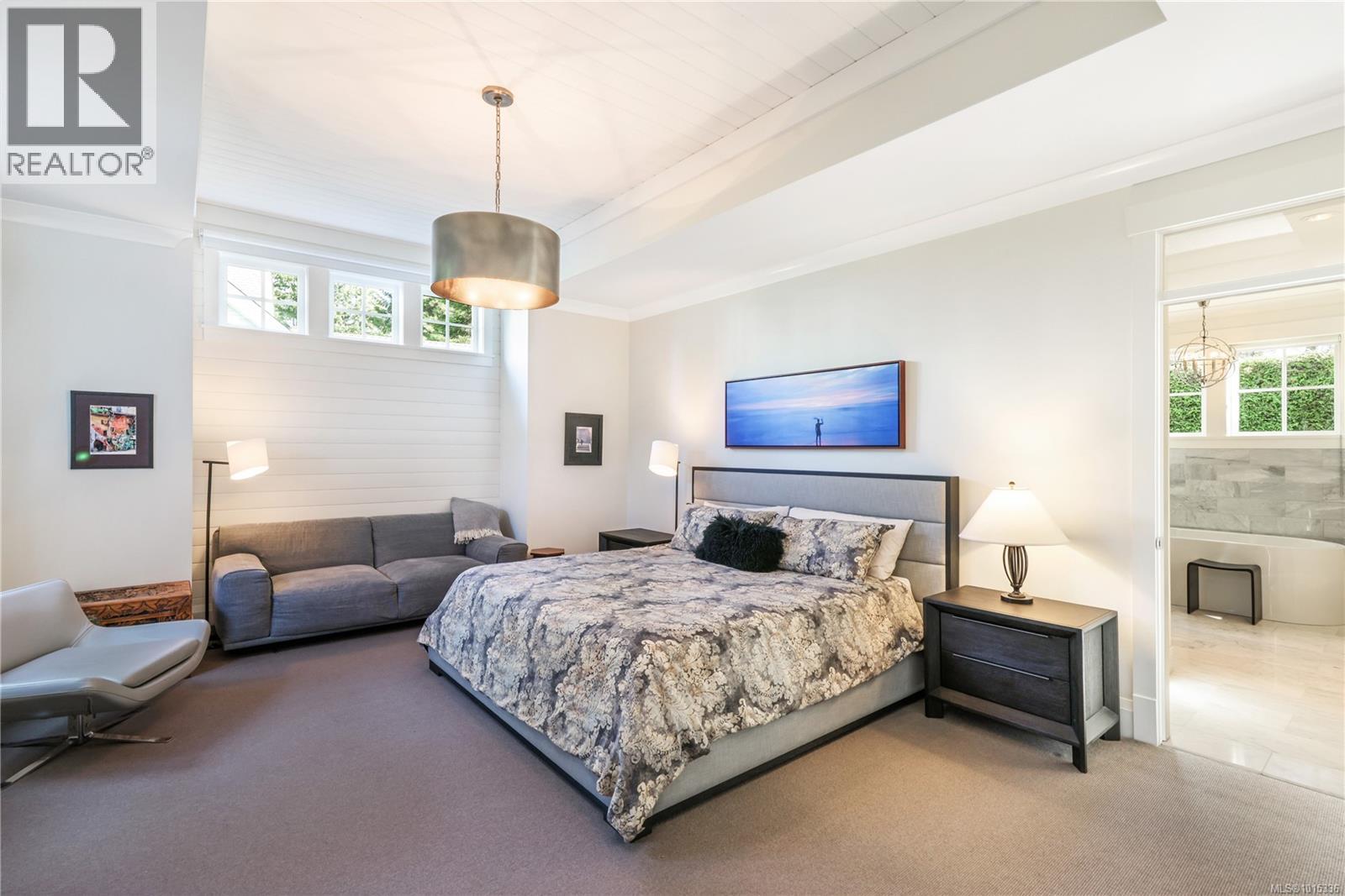992 Bluffs Dr, Qualicum Beach