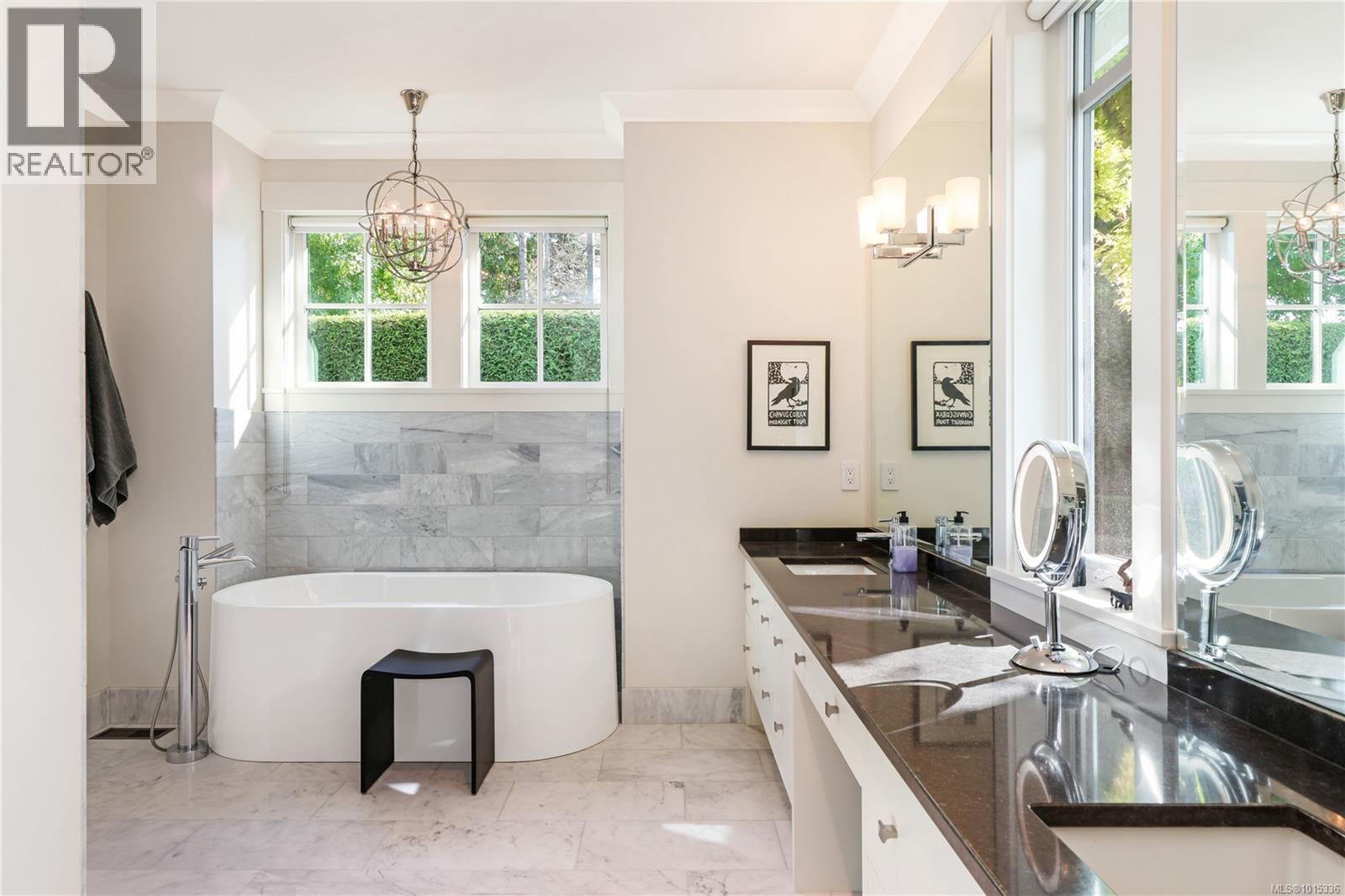 992 Bluffs Dr, Qualicum Beach