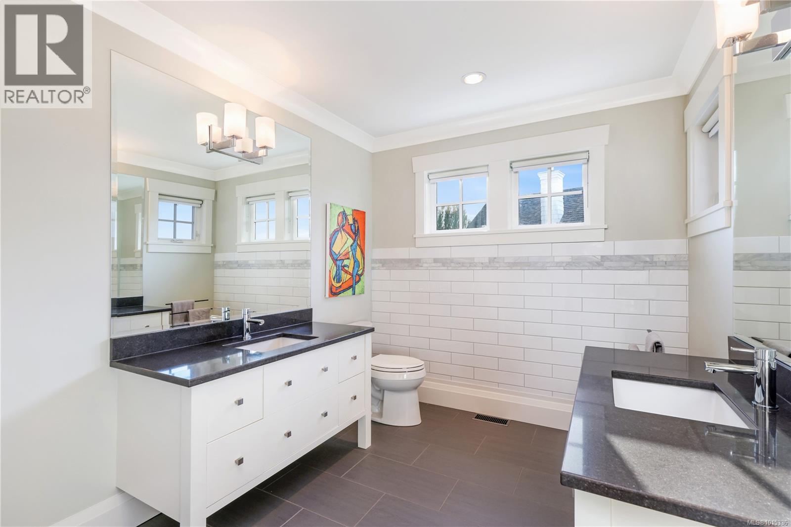 992 Bluffs Dr, Qualicum Beach