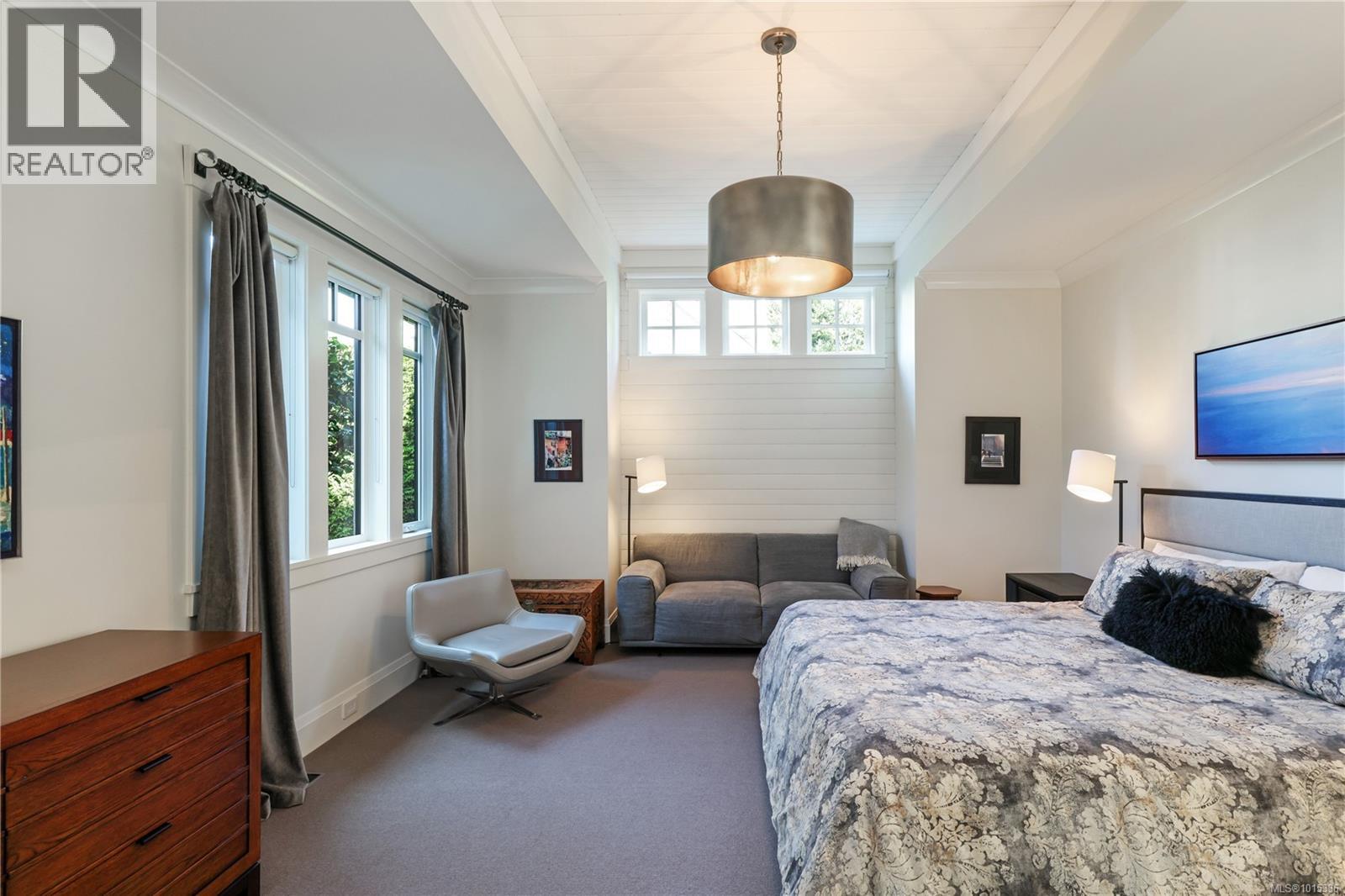 992 Bluffs Dr, Qualicum Beach