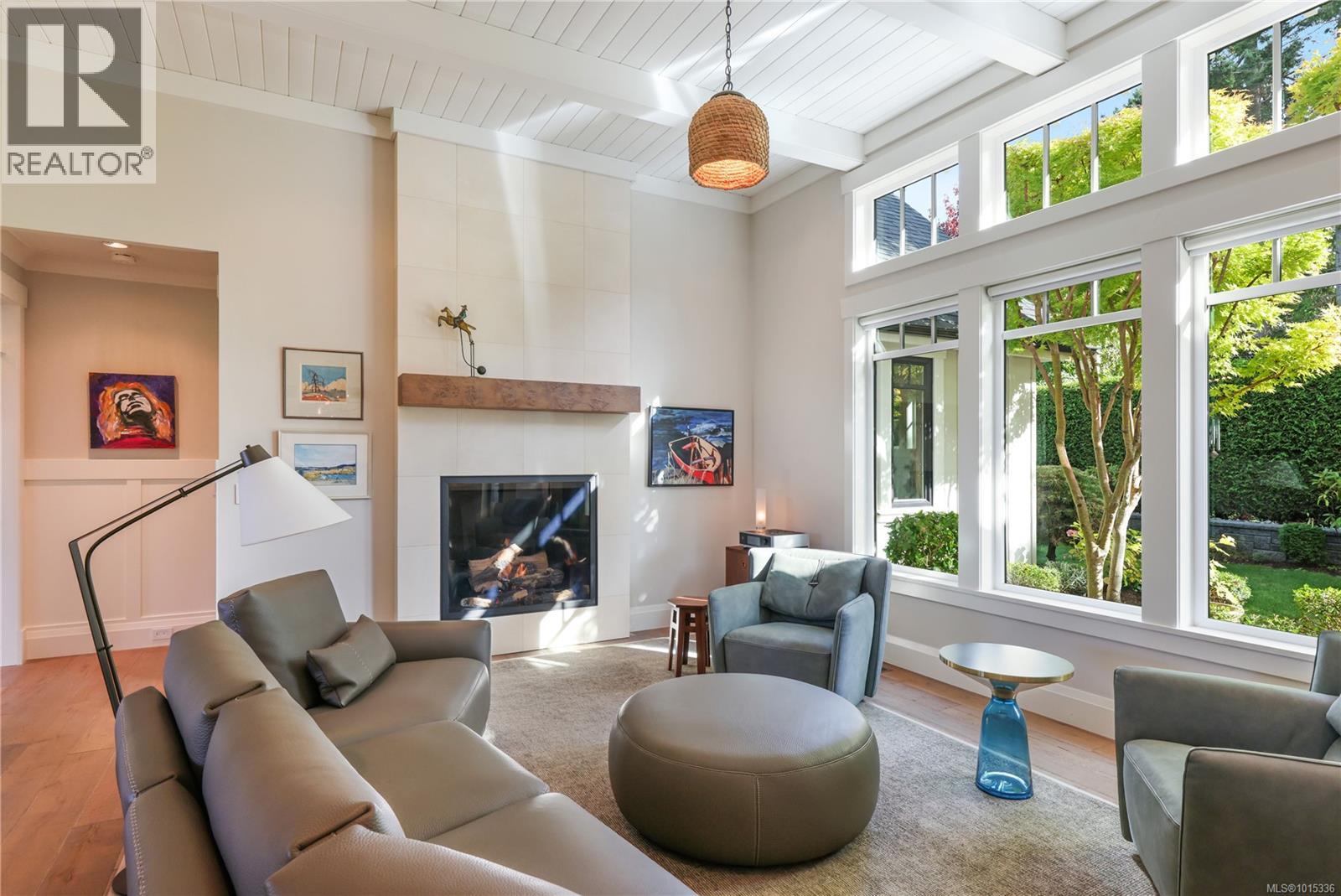 992 Bluffs Dr, Qualicum Beach