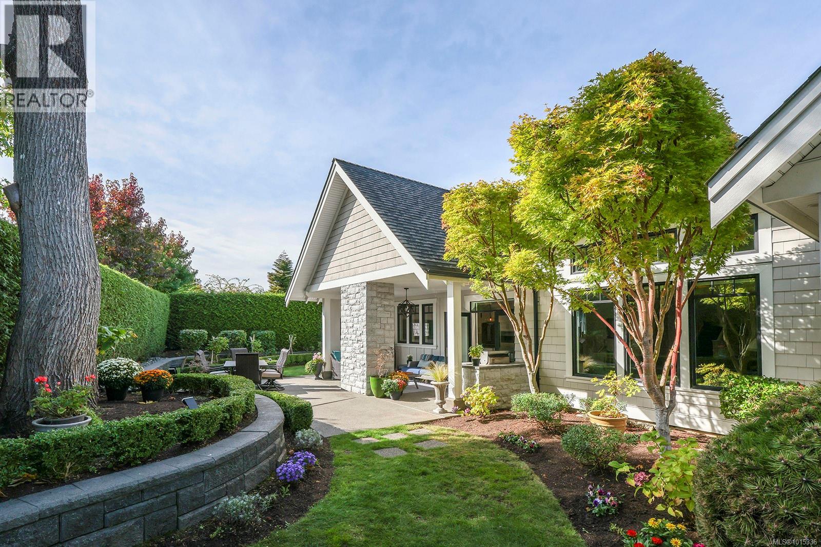 992 Bluffs Dr, Qualicum Beach