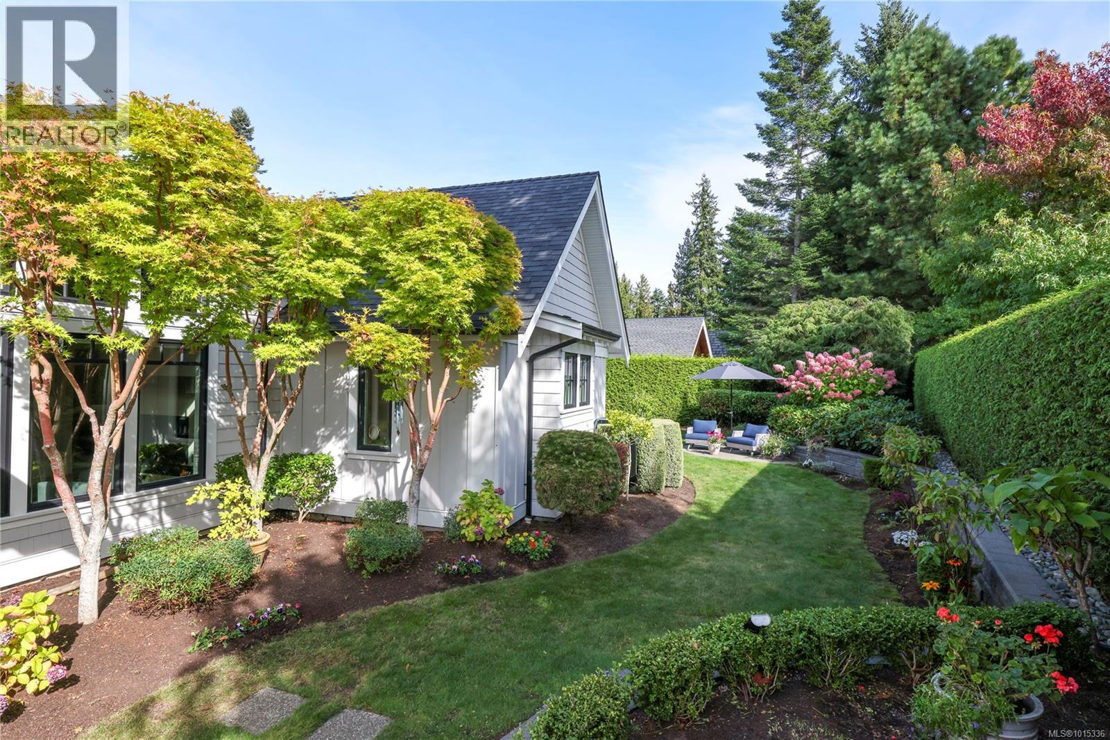 992 Bluffs Dr, Qualicum Beach