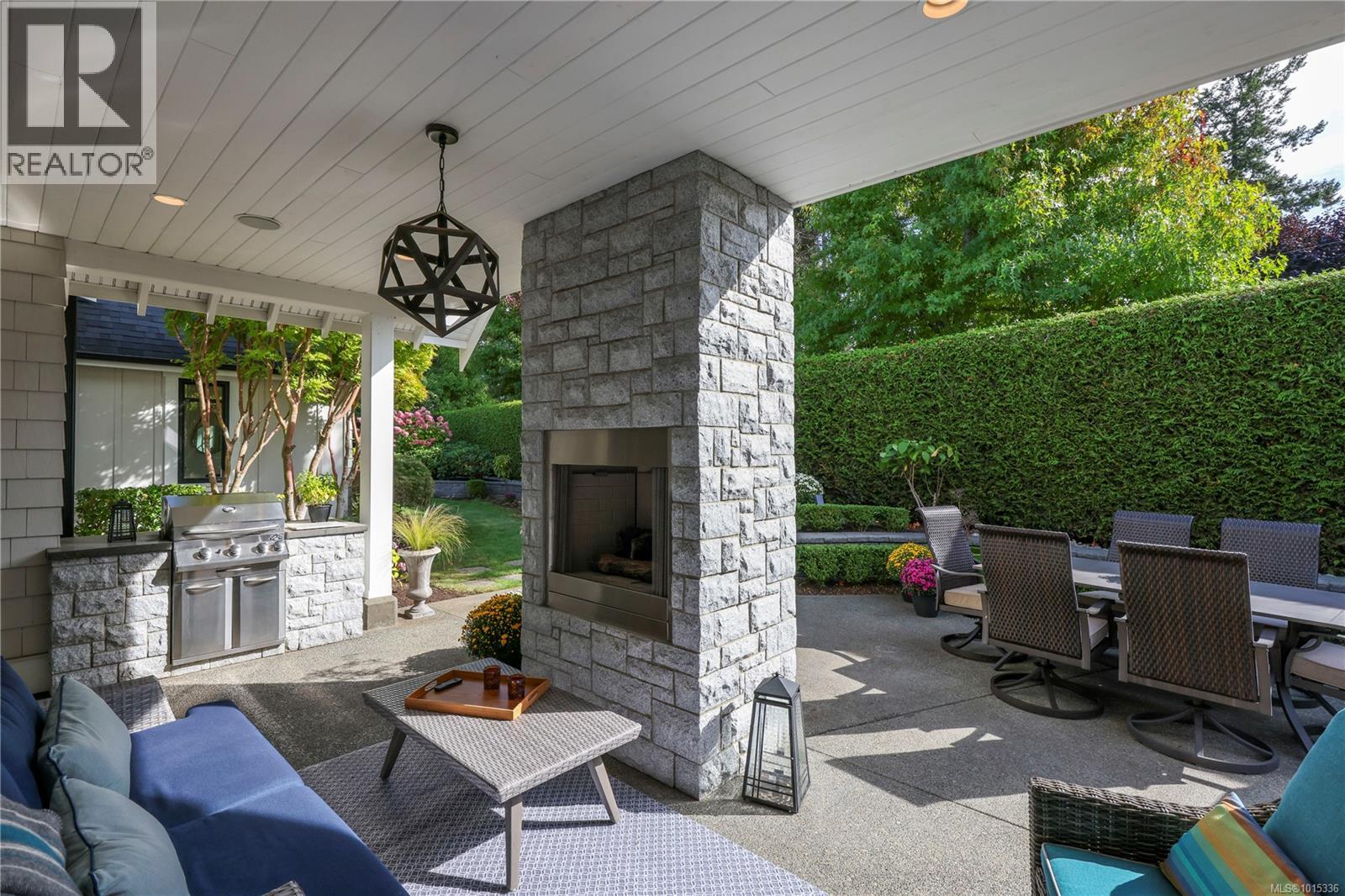 992 Bluffs Dr, Qualicum Beach