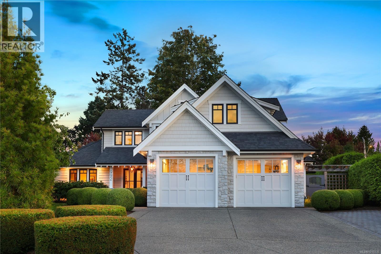 992 Bluffs Dr, Qualicum Beach