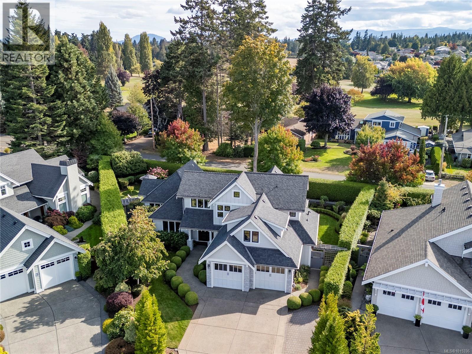 992 Bluffs Dr, Qualicum Beach