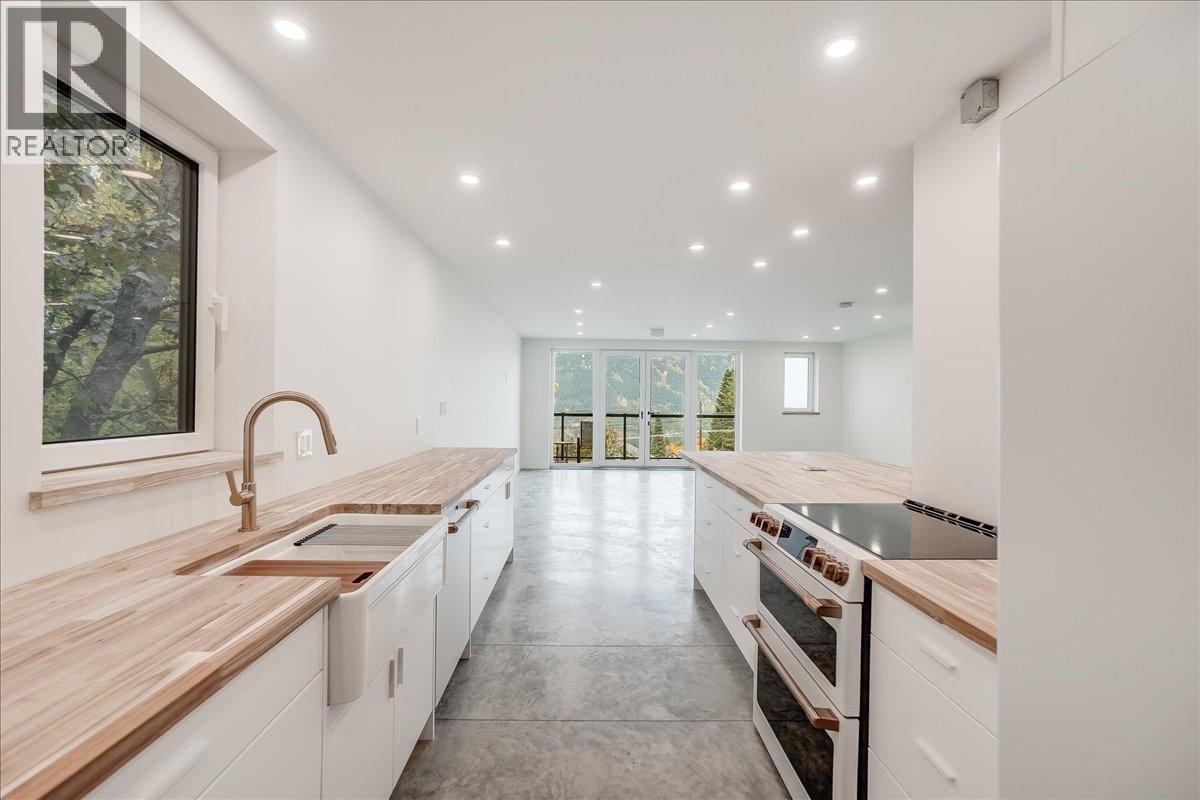 616 RICHARDS Street Unit# A, Nelson