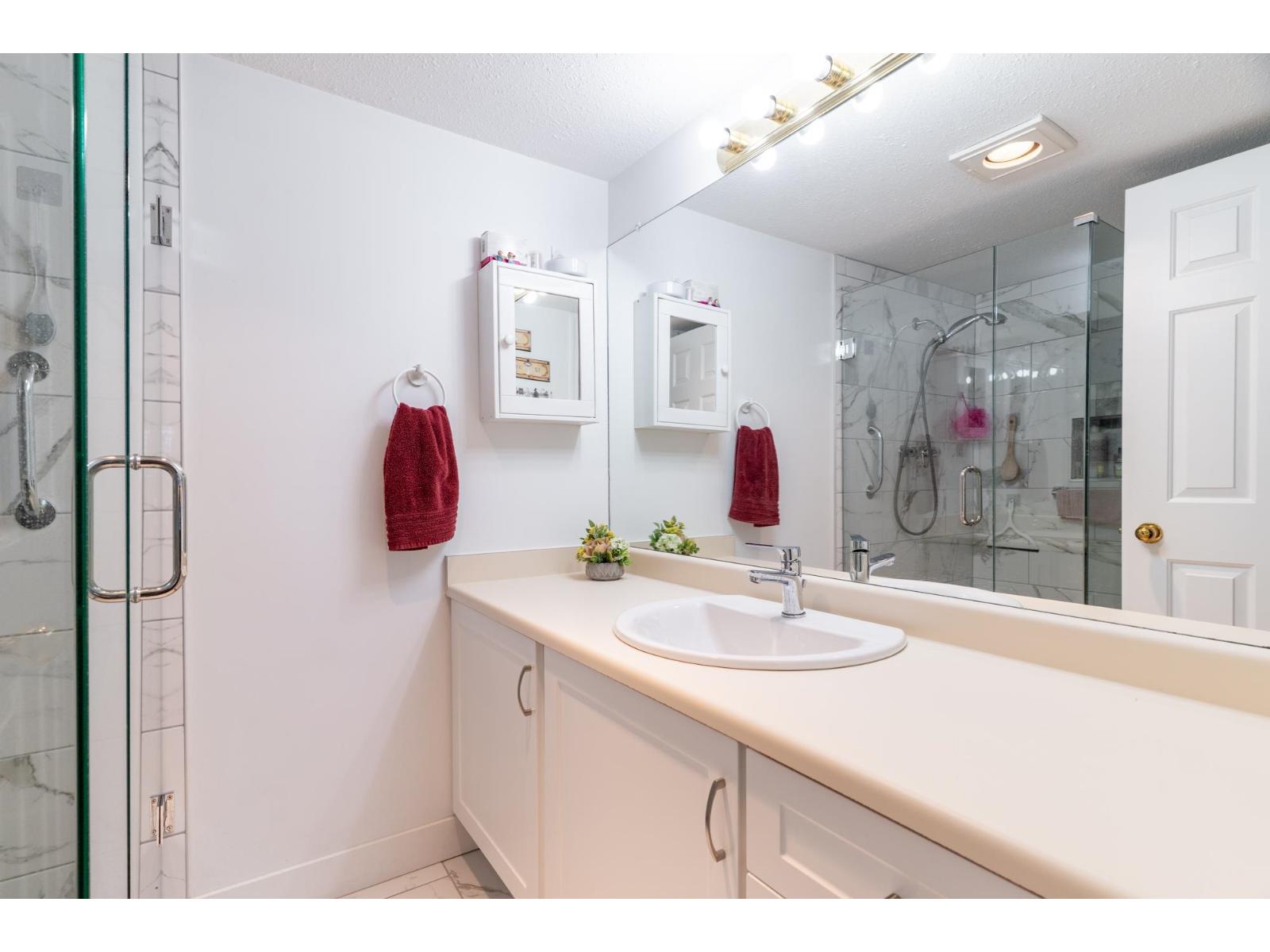 204 15130 ROPER AVENUE, White Rock