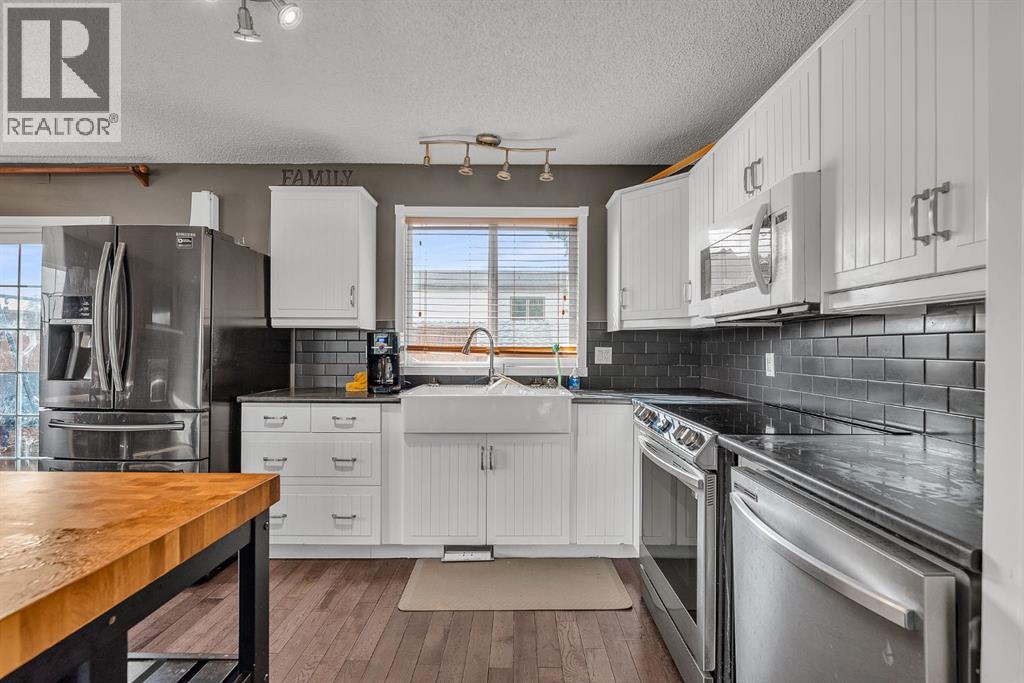 Single Family House Bi-level for Sale in  Athens Road SE Acadia Calgary 