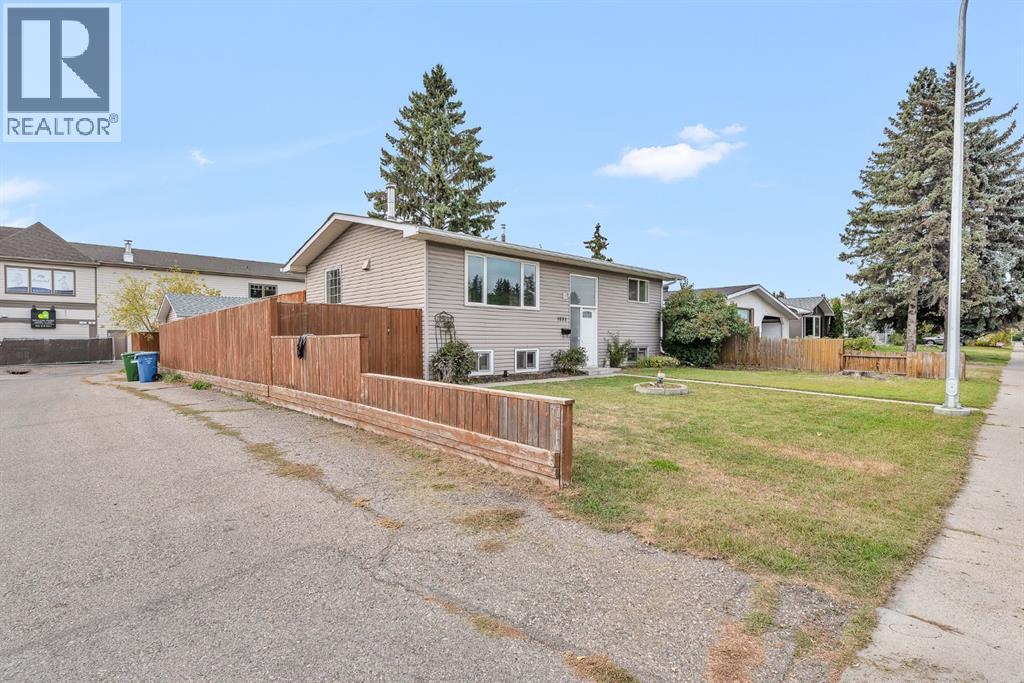 Single Family House Bi-level for Sale in  Athens Road SE Acadia Calgary 