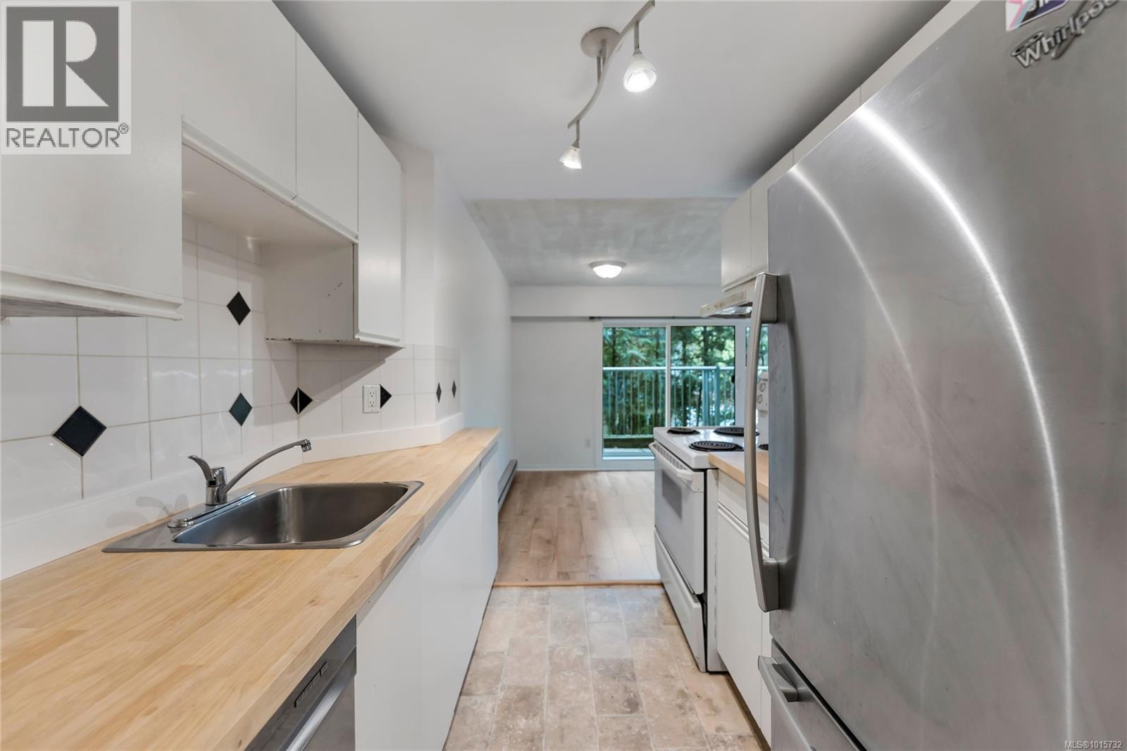 105 3277 Quadra Street, Saanich