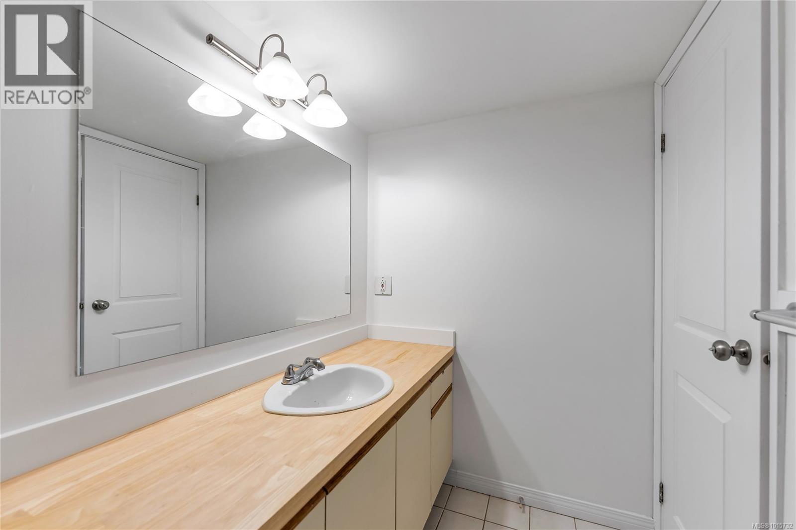105 3277 Quadra Street, Saanich