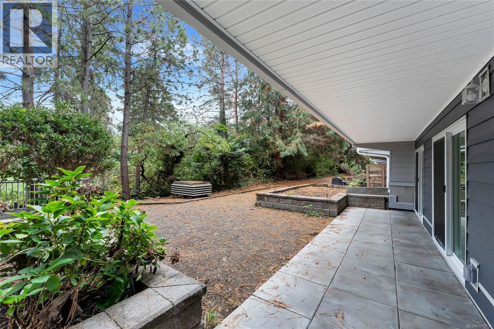 105 3277 Quadra Street, Saanich