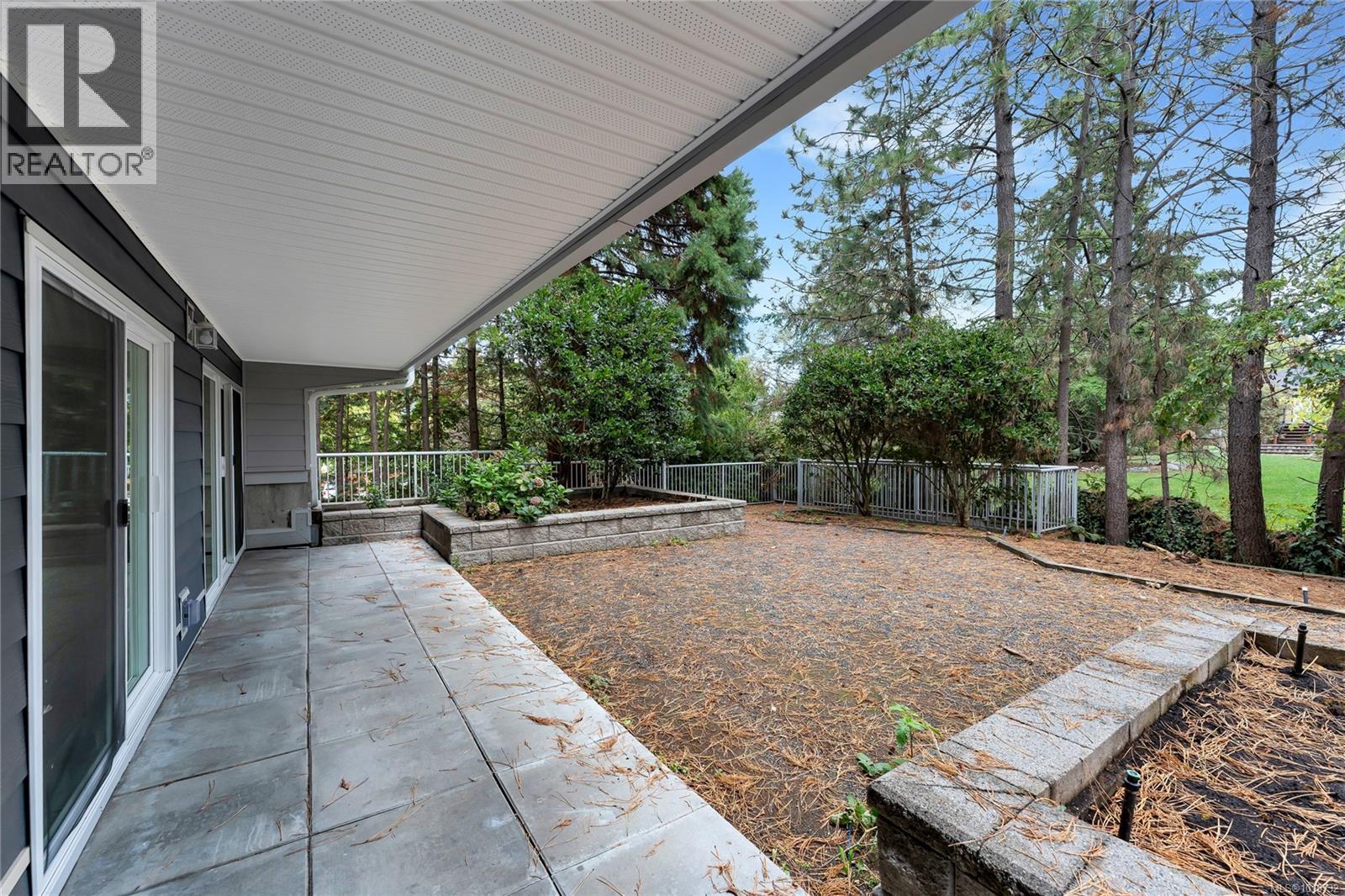 105 3277 Quadra Street, Saanich
