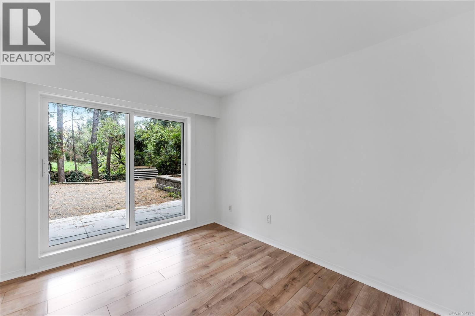 105 3277 Quadra Street, Saanich